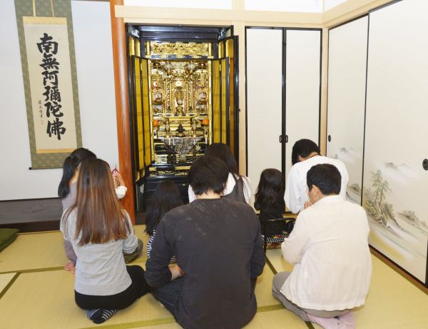 祖母 叔父など親戚が亡くなったときの喪中の範囲はどこまで 期間や過ごし方 神奈川県相模原市で低価格で高品質の葬儀なら 雅葬会